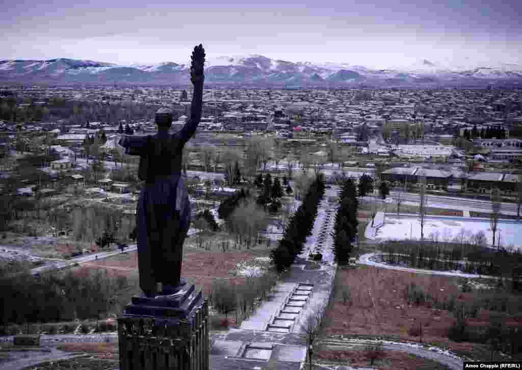 Над Гюмри возвышается статуя "Матери-Армении". В июне 2015 года, спустя 5 месяцев после убийства, у ее подножия было найдено тело рсосийского солдата Ивана Новикова, со следами многочисленных ударов. По подозрению в этом убийстве был арестован еще один военнослужащий российской военной базы