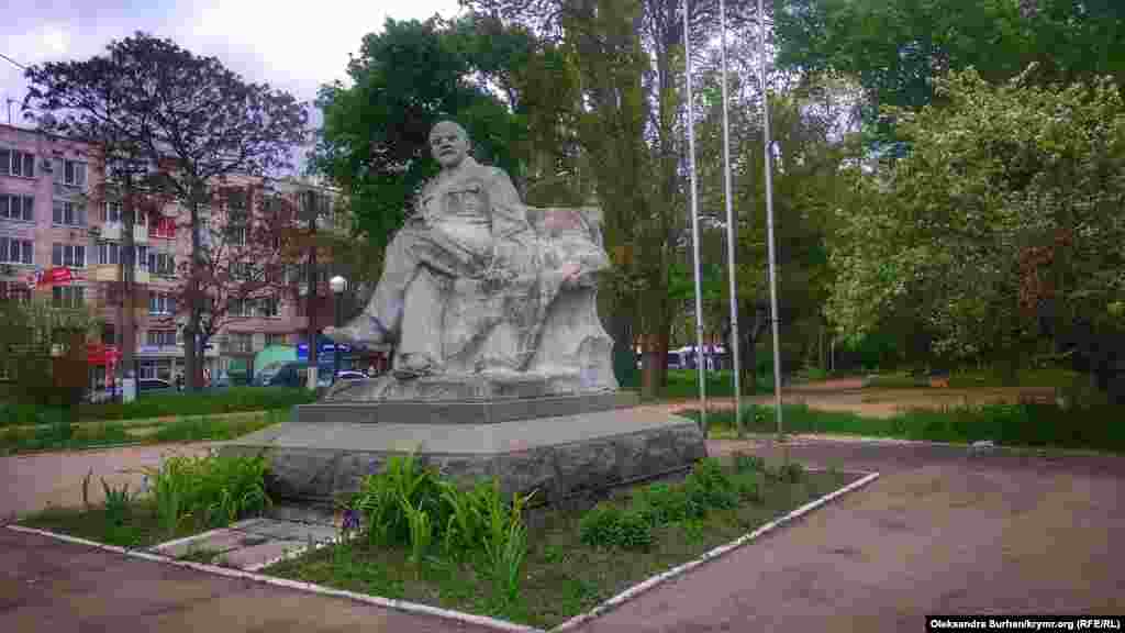 Олега Сенцова задержали 10 мая 2014 года и обвинили в организации ряда террористических актов. По версии следствия, один из объектов, которые Олег якобы планировал взорвать – памятник Ленину на железнодорожном вокзале Симферополя
