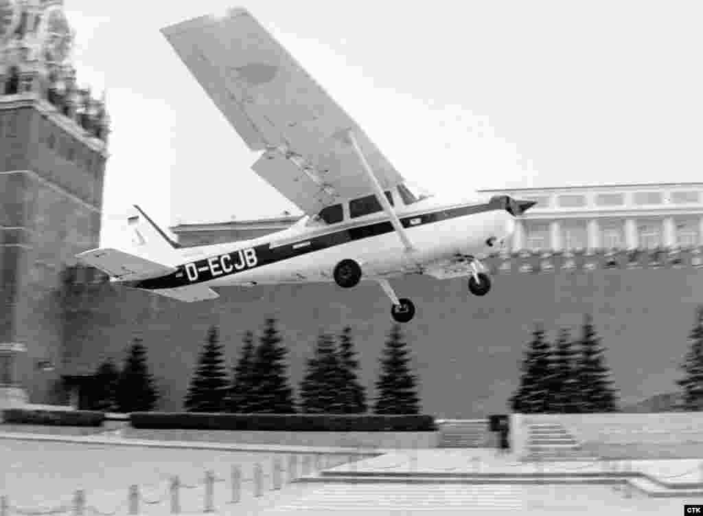 Май 1987 года. Известный своими странностями немецкий юноша по имени Матиас Руст совершает невероятный полет на взятом напрокат легкомоторном самолете «Сессна». Он поднимается в воздух в Хельсинки и летит в сторону советской границы. Удивительным образом оставшись незамеченным советскими истребителями и радарами ПВО, Руст долетает до Москвы и садится недалеко от Кремля, надеясь встретиться с Горбачевым и поговорить с ним о мире во всем мире. Советский лидер использует унижение, которое принес верхушке Вооруженных сил СССР полет Руста, для того чтобы избавиться от ряда консервативных генералов и политиков.    
