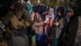 Крымчанки возле подконтрольного России Верховного суда Крыма, иллюстрационное архивное фото