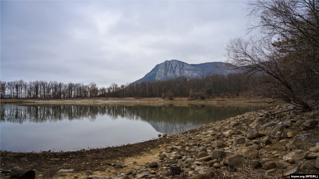 Водоем заметно обмелел, оголив каменистые дно и берега 