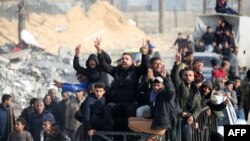 په غزه کې بې کوره شوي فلسطینیان د حماس او اسراییلو ترمینځ د اوربند د عملي کېدو په درشل کې خپلو سیمو ته ستنېږي - د جنورۍ ۱۹مې انځور.