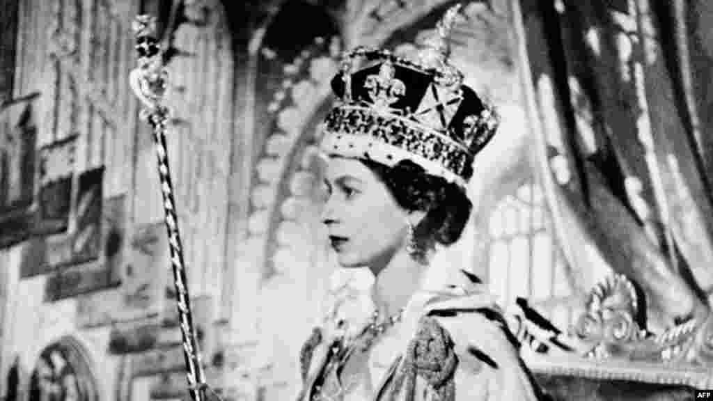 Королева Елизавета II в день ее коронации 2 июня 1953 года. Елизавета унаследовала трон после смерти ее отца короля Георга VI 6 февраля 1952 года. Впервые в истории церемония коронации транслировалась по телевидению 