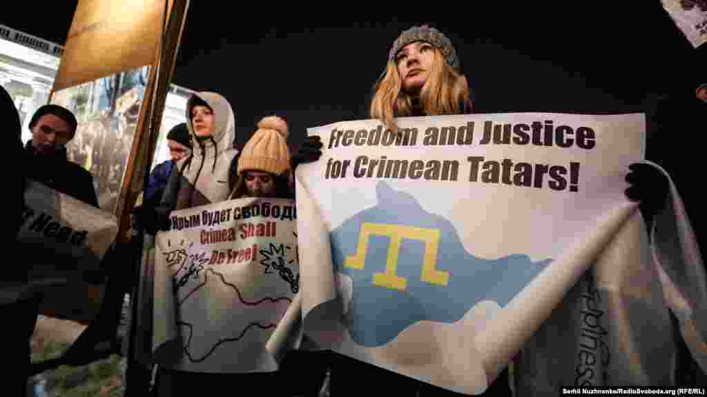 Надпись на плакате: «Свободу и справедливость крымским татарам» 