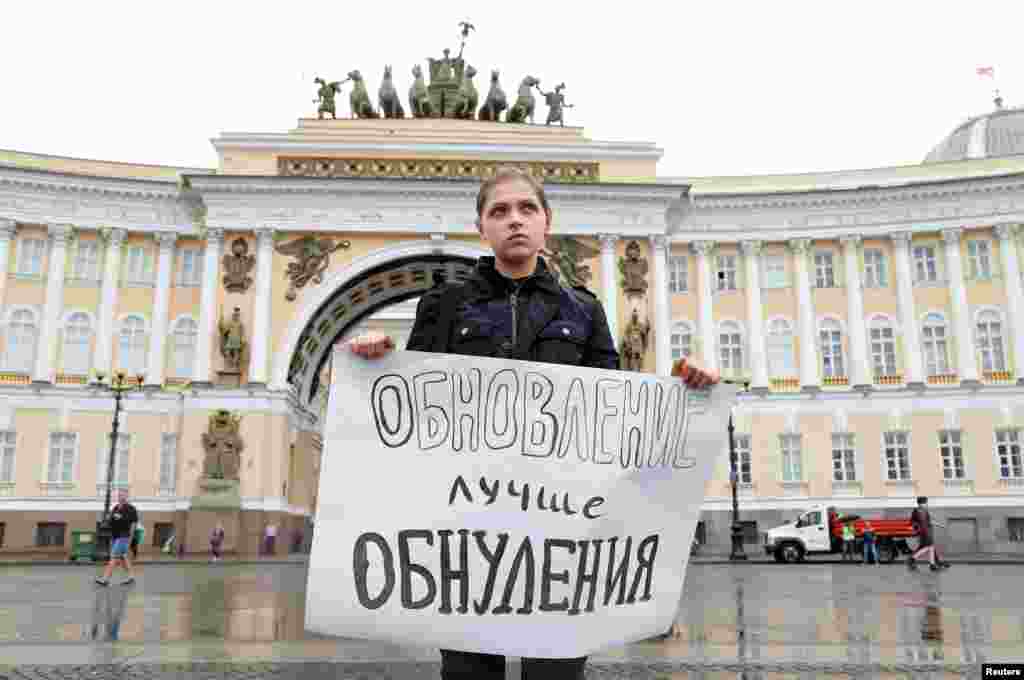 «Обновление лучше обнуления», – надпись на плакате, который держит протестующая на площади в Санкт-Петербурге