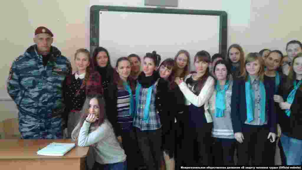Прокуратура Автономної Республіки Крим направила до суду обвинувальний акт стосовно колишнього заступника командира севастопольського спецпідрозділу «Беркут» Олександра Чередниченка. У прокуратурі стверджують, що в 2014 році Олександр Чередниченко перешкоджав в'їзду до Криму представників міжнародних організацій та працівників державних і правоохоронних органів України, організувавши перевірки документів на контрольно-пропускному пункті «Чонгар». На фото він – зліва – на зустрічі зі студентами в Криму