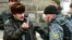 Чеченец и российский военный, январь 2000