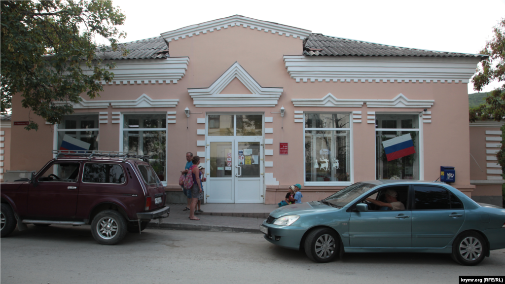 До Краснокам'янки можна потрапити на особистому транспорті або на автобусі з Феодосії. Автобус ходить за розкладом 13 разів на день.   На фото – магазин навпроти зупинки автобуса в Краснокам'янці (топонім «Кизилташ» з кримськотатарської буквально перекладається як «червоний камінь»). Основні відвідувачі магазину – російські військові
