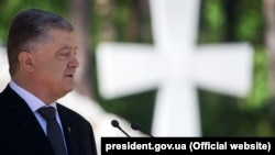 Пётр Порошенко выступает на церемонии в заповеднике "Быковнянские могилы", 19 мая 2019 года