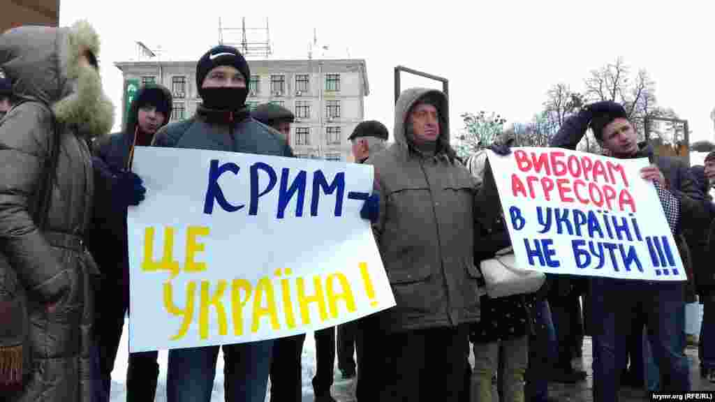 В центре Киева прошли акции против российских выборов в Крыму. У монумента Независимости активисты вышли с плакатами: «Крым – это Украина», «Выборам агрессора в Украине не быть», «Нет аннексированным выборам!»