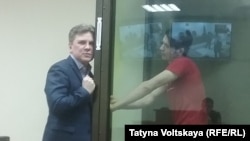 Вадим Оспиов (за стеклом) и его адвокат