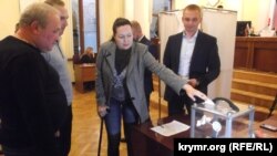 Ялтинские депутаты отправили в отставку главу городского совета Валерия Косарева, 11 ноября 2016 года