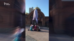 В Новосибирске мужчина с топором напал на памятник Николаю II и его наследнику В Новосибирске мужчина с топором напал на памятник Николаю II и его наследнику