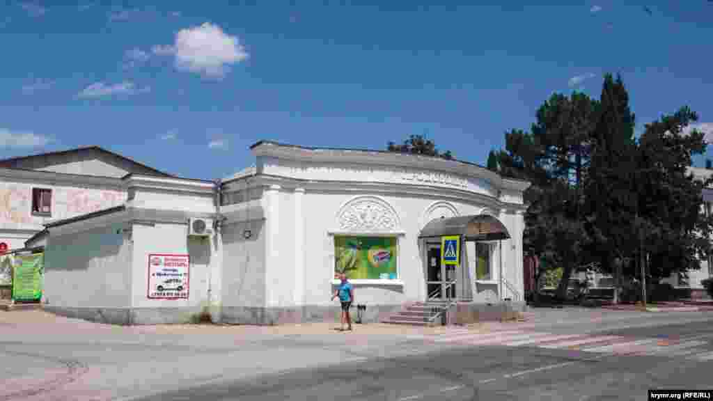 Магазин с украинским названием «Продовольчі»