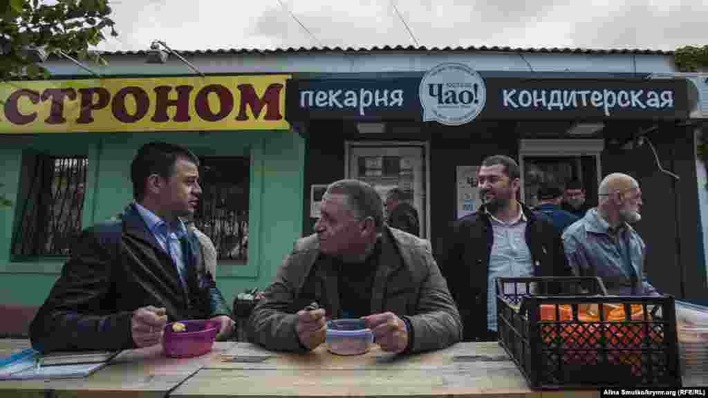 Сім’я Муслядінова підтримує і тих, хто прийшов на засідання суду в «справі 26 лютого». Воно також відбулося в Сімферополі 10 травня