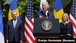 Президент Финляндии Саули Ниинисте, президент США Джо Байден и премьер-министр Швеции Магдалена Андерссон в Белом доме.