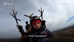 Дети, перенесшие рак, в Сибири летают на параплане для реабилитации Дети, перенесшие рак, в Сибири летают на параплане для реабилитации