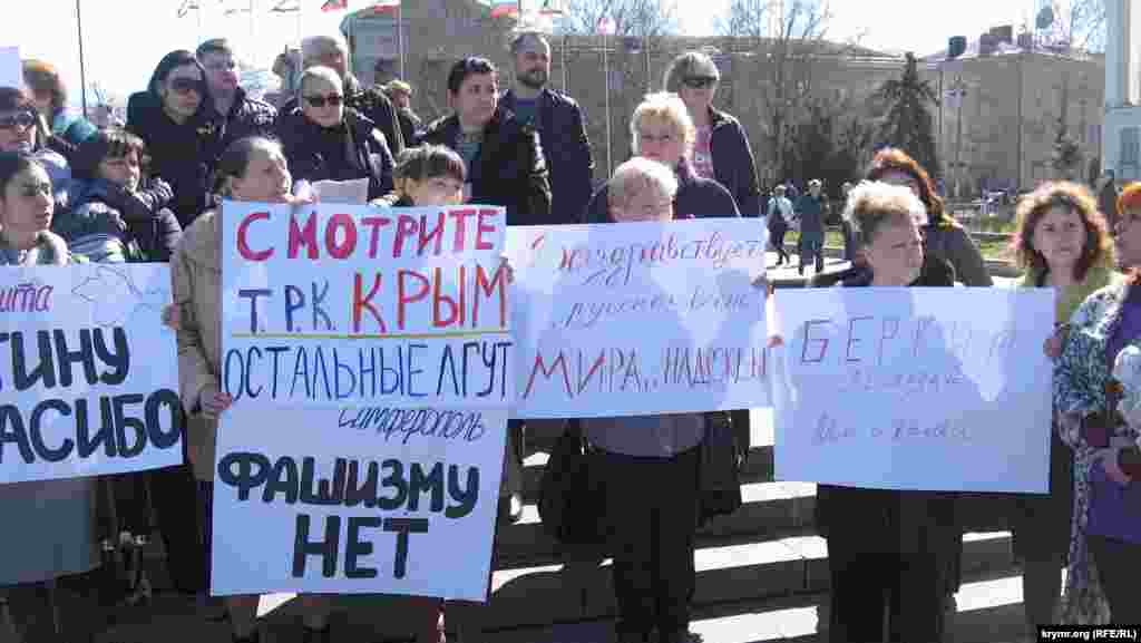 Ці суворі жіночі обличчя запам'яталися багатьом сімферопольцям, бачили їх щодня на площі аж до самого «референдуму». Цих жінок на площі було небагато – не більше 50 осіб. Можливо, їх впізнають і жителі інших регіонів Криму, які приходили на мітинги «російської весни» в своїх містах: тактика виїзних «агітбригад» широко застосовувалася організаторами.  