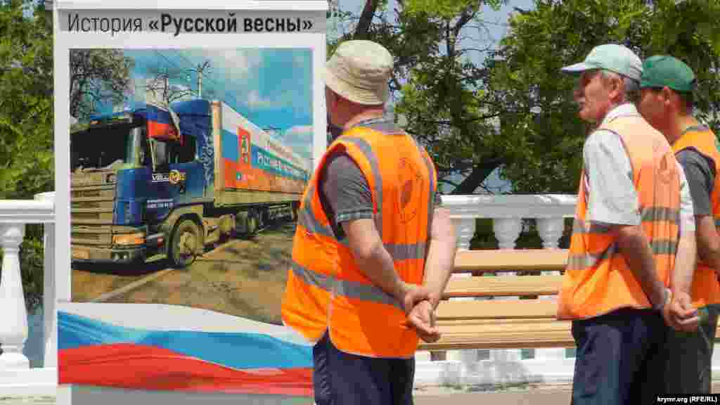 В Севастополе на Приморском бульваре установили банеры с фотографиями событий 2014 года под общим заголовком «История «Русской весны»
