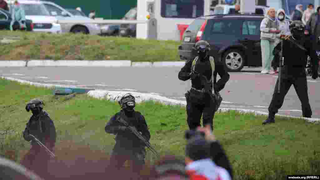 Вооруженные силовики возле супермаркета «Беларусь»