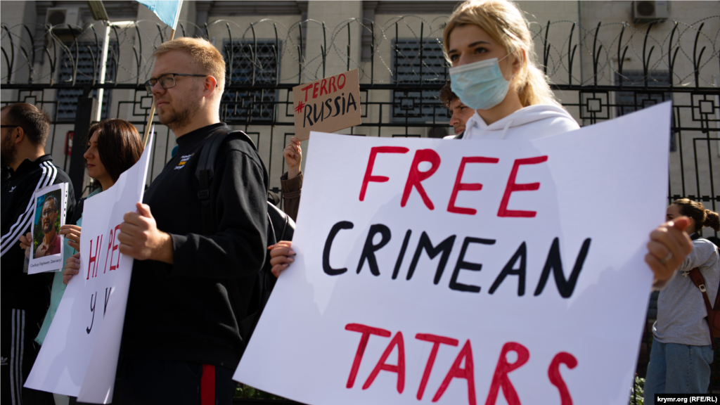 «FREE CRIMEAN TATARS»: учасники акції закликають звільнити затриманих російськими силовиками в Криму кримських татар