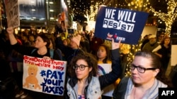 Демонстранты протестуют против политики президента Трампа в Денвере, штат Колорадо, 20 февраля 2017 год