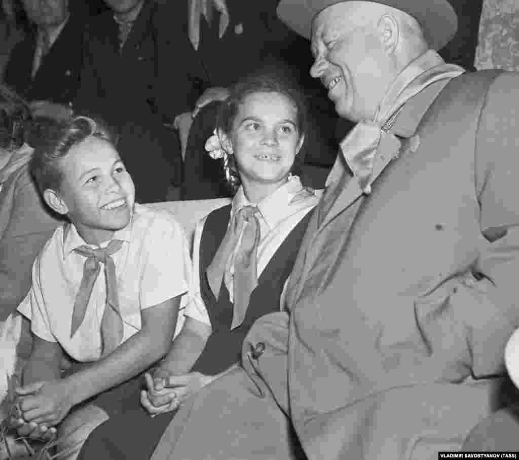 В 1956 году в лагерь приехал пришедший на смену Сталину советский лидер Никита Хрущев. На фото – Хрущев с пионерами во время посещения лагеря «Артек»