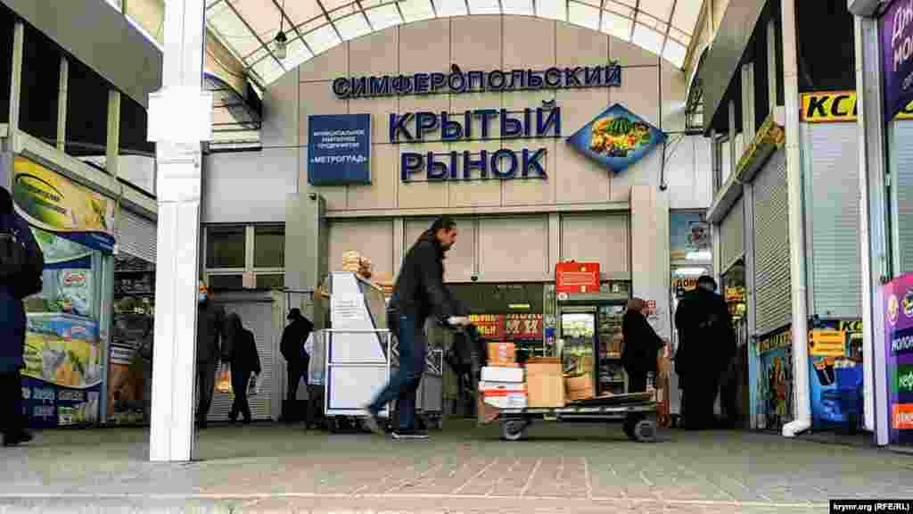 Перед входом можна побачити різні торгові об'єкти