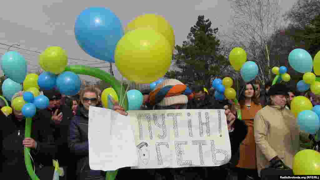 В рамках мероприятия, посвященного 200-летию со дня рождения Тараса Шевченко, крымчане вышли на массовую акцию против войны и российской оккупации Крыма. 