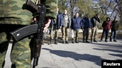 Украинские военнопленные накануне обмена в Луганской области. Октябрь 2015 года