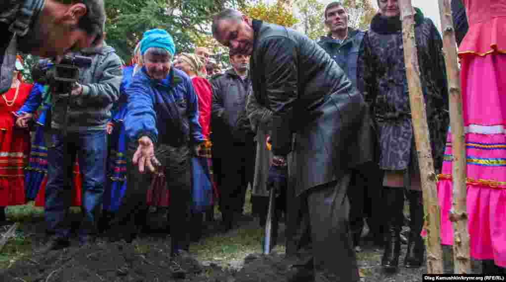После выступлений «первые лица» Крыма отправились сажать аллею в сквере имени Радонежского неподалеку от парламента