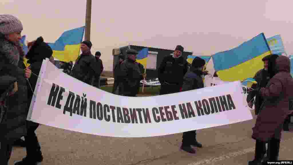 Возле контрольного пункта въезда-выезда «Чонгар» на административной границе с Крымом прошла акция против проведения российских выборов на полуострове  