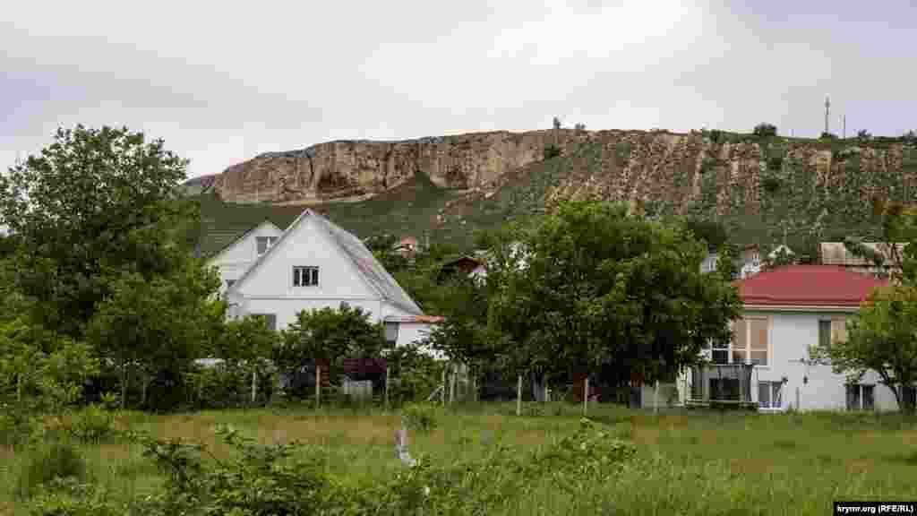 Северо-западная окраина Кирпичного примыкает к плато Петровские скалы. Именно на этом плато, ближе к центру Симферополя, находится заповедник «Неаполь Скифский»