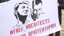 Кресты, иконы, поджог: в Киеве активисты защищали архитекторов, а верующие – здание УПЦ (МП) (видео) Кресты, иконы, поджог: в Киеве активисты защищали архитекторов, а верующие – здание УПЦ (МП) (видео)