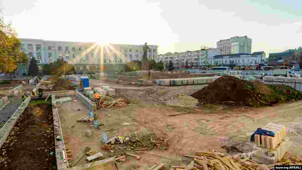 Завершить реконструкцию главной площади города – площади Ленина – местные чиновники собирались к 1 сентября текущего года. Но подрядчики не справились с задачей – глава российского правительства Крыма Юрий Гоцанюк сказал, что они «схалтурили». По его словам, реконструкцией займётся новый подрядчик. Работы планируется завершить к 20 декабря 2021 года