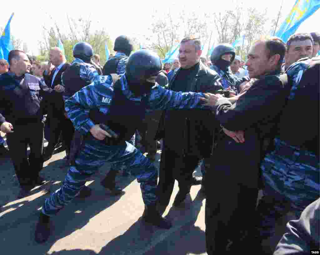 Участников событий 3 мая начали преследовать российские власти в Крыму. Пятерых крымскотатарских активистов обвинили в нападении и применении силы к бойцам бывшего украинского спецподразделения «Беркут»