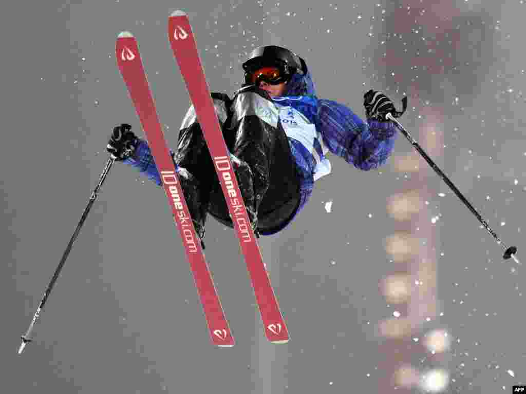 2010 елда Ванкуверда үткән кышкы Олимпия ярышларында Казакъстаннан фристайл чаңгычы Юлия Галышева көмеш медаль алган иде. Бу юлы Казакъстан алтын медаль алучыга $250 000, көмеш медальгә $150 000 вәгъдә итә. Өченче, дүртенче, бишенче һәм алтынчы урын алучы спортчыларга $75 000 биреләчәк.
