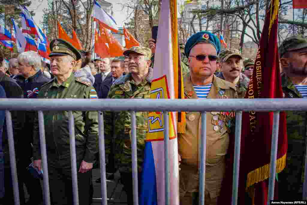 Бойцы "Самообороны Крыма" на митинге в честь пятилетия присоединения Крыма