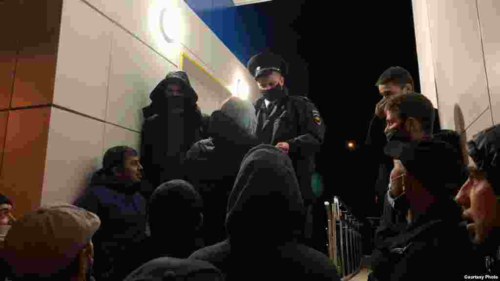 2 ноября. Сотни крымских татар, которые тогда выехали из Крыма в Ростов-на-Дону на оглашение приговора фигурантам красногвардейского «дела Хизб ут-Тахрир», удерживались сотрудниками российской ДПС на Керченском мосту.  По словам адвоката Николая Полозова, в действиях российских силовиков – «целый букет нарушений»: например, статьи 13 Всеобщей декларации прав человека (которая гарантирует право на свободное передвижение, в том числе между странами), статьи 14 Европейской конвенции о защите прав человека и основных свобод, а также 5 статьи Международной конвенции о ликвидации всех форм расовой дискриминации  