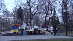 Пикет в защиту крымских татар Пикет в защиту крымских татар