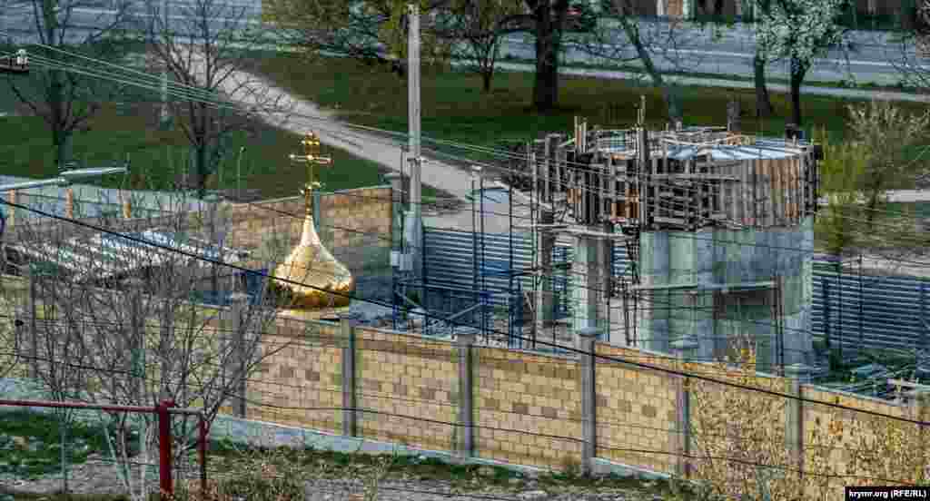 Замерло все и на участке на улице Воровского, 21а. Паспорта объекта на заборе нет. Ранее российские медиа Крыма сообщали, что хозяин участка собирается построить здесь «социально значимое здание» и часовню Пресвятой Богородицы. В 2017 году археологи обнаружили на этом участке фрагменты строительной керамики: трубы, черепицу, фрагменты бытовой керамики – различную посуду, в том числе и глазированную, монеты ханского периода