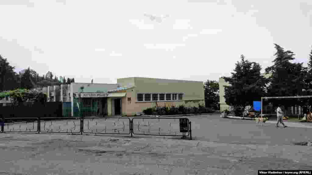 У центрі села – тиша