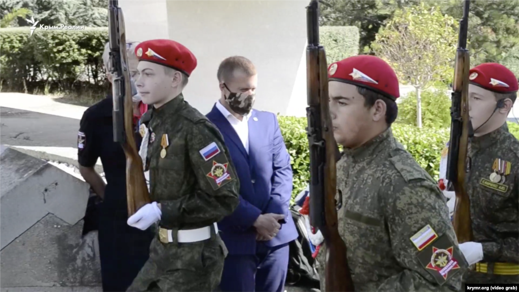 1 октября, Ялта. Крымские школьники принимают участие в акции «Вахта памяти поколений». Они одеты в российскую военную форму и держат в руках оружие. Как сообщал корреспондент Крым.Реалии, одна из участниц потеряла сознание во время акции. Суть мероприятия заключалась в том, что дети торжественно заступали на «почетный караул» у «Вечного огня». В акции участвовали ученики кадетских классов, члены клуба ДОСААФ и движения «Юнармия».  Правозащитники рассматривают сам факт существования таких классов и организаций, а также пропаганду войны и оружия среди детей как милитаризацию образования в аннексированном Крыму. Они называют это нарушением гуманитарного права и одним из элементов военного преступления России на полуострове
