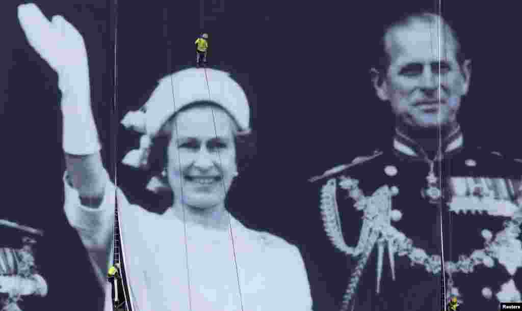 Фотография королевской семьи, сделанная в 1977 году, была вывешена на громадном полотне 25 мая 2012 года. 