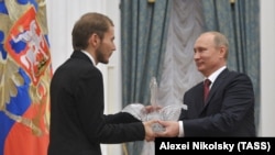 Так Александр Демахин получал награду из рук президента