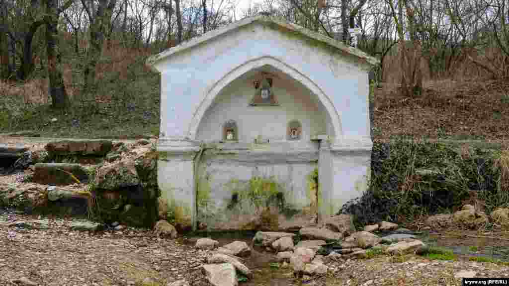 Родник Таш-Чешме в центре села – единственный источник воды. Газа в Морозовке нет, но хоть электричество в наличии. Сигнал мобильной связи удается поймать не везде. Об этих проблемах газета «Слава Севастополя» писала еще в 2009 году, но с тех пор ничего не изменилось