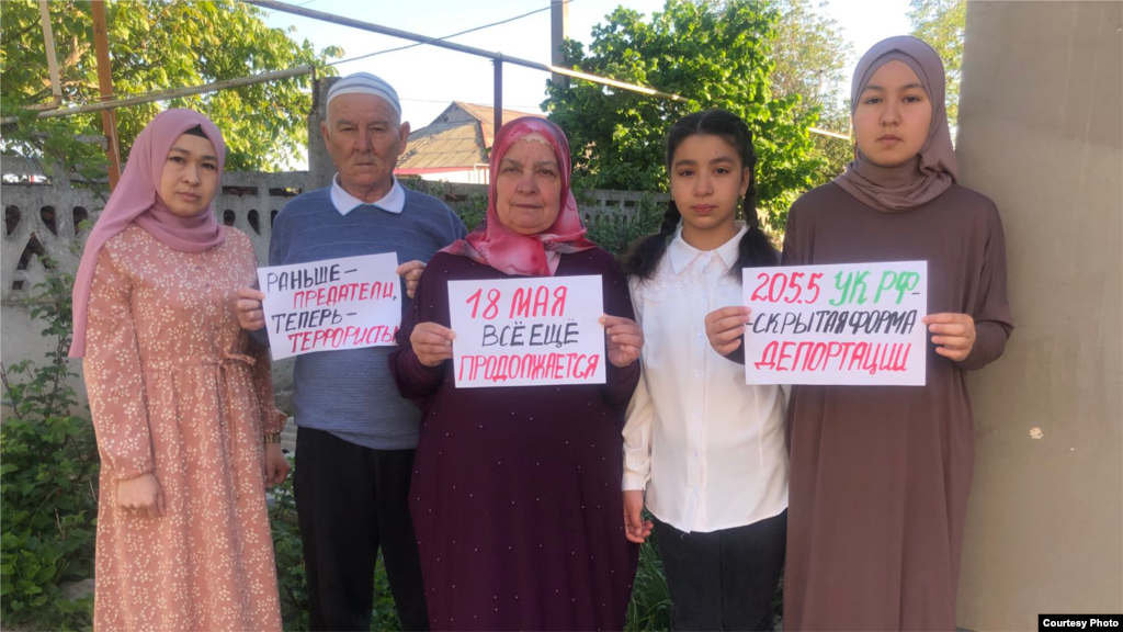 «18 мая 1944 года все еще продолжается», «Помним мы. Помнить будут наши дети», «Нет депортации крымских татар в тюрьмы Российской Федерации. 1944 – предатели, 2014 – террористы», «1944 – 2021. Кто остановит репрессии?», «STOP репрессиям семей» – написано на плакатах
