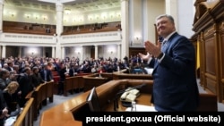 Президент України Петро Порошенко (праворуч) і народні депутати після голосування у Верховній Раді, яким закріплено в Конституції курс України на ЄС і НАТО. Рішення підтримали 334 парламентарі. Київ, 7 лютого 2018 року
