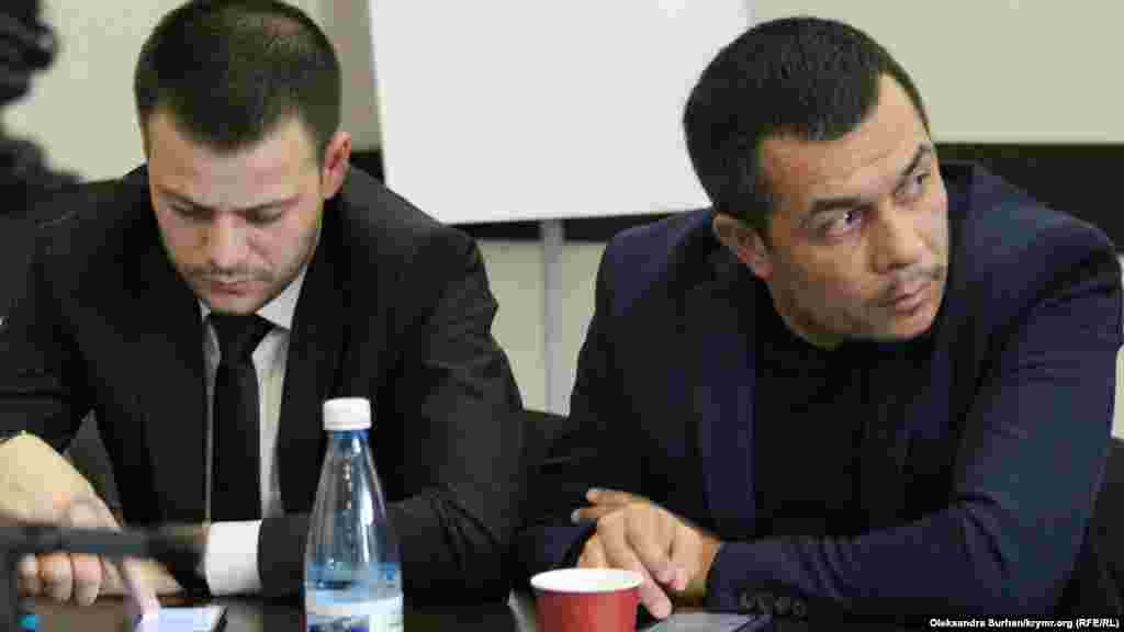 Адвокаты Эмиль Курбединов и Айдер Азаматов рассказали о заключенных, помещенных в спецблок. Это камера на двоих человек с постоянным видеонаблюдением. По словам адвокатов, фигуранта первого бахчисарайского «дела Хизб ут-Тахрир» Энвера Мамутова, который находится в тюрьме, перевели в спецблок, а обвиняемый по второму «бахчисарайскому делу» Эрнес Аметов уже больше месяца находится в специальном блоке в СИЗО Симферополя