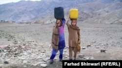 په پرمختیايي پروژو کې د څښاک اوبو سرچینو زیاتول هم شامل دي. د خیبر ضلعې دا ماشومان له کوره لیرې اوبو پسې ځي - پخوانی انځور.